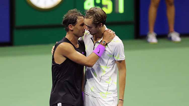 Daniil Medvedev mengucapkan selamat kepada Rafael Nadal usai final AS Terbuka 2019.