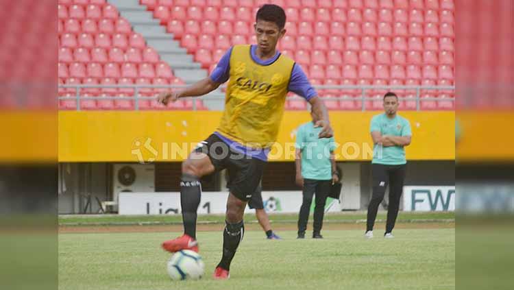 Bek Sriwijaya FC, Ahmad Juliandri mengontrol bola dalam sesi latihan.
