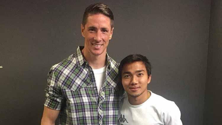 Bintang Timnas Thailand, Chanathip Songkrasin berfoto bersama Fernando Torres.