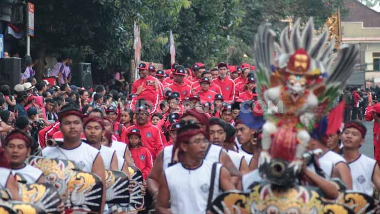 Kemeriahan defile atlet dan official Porprov Bali XIV di Tabanan, Senin (9/9/19). - INDOSPORT