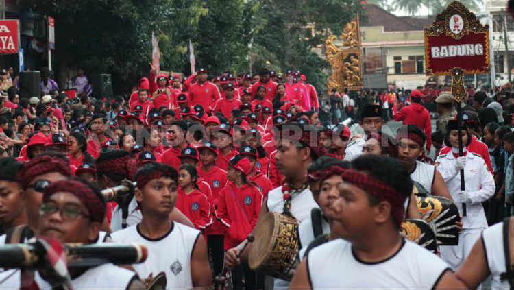 Rombongan kontingen Badung saat arak-arakan pembukaan Porprov Bali XIV 2019 di Jalan Gajah Mada, Kabupaten Tabanan, Senin (09/09/2019) sore. Nofik Lukman Hakim/INDOSPORT
