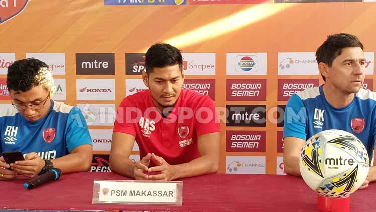 Bek klub Liga 1 PSM Makassar, Abdul Rahman (tengah) dan mantan pelatih PSM, Darije Kalezic (kanan).