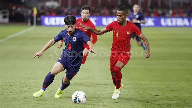 Bek TImnas Indonesia, Ruben Sanadi (kanan) mengawal pergerakan Ekanit Panya, Selasa (10/09/2019). Foto: Herry Ibrahim/INDOSPORT. Copyright: Herry Ibrahim/INDOSPORT