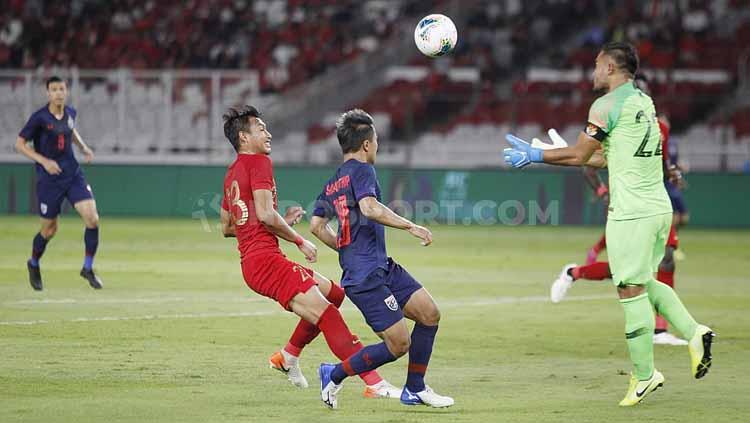 Chanatip (tengah) yang mengancam pertahanan Timnas Indonesia dijaga oleh Hansamu Yama (kiri). Selasa (10/09/2019). Foto: Herry Ibrahim/INDOSPORT. Copyright: Herry Ibrahim/INDOSPORT