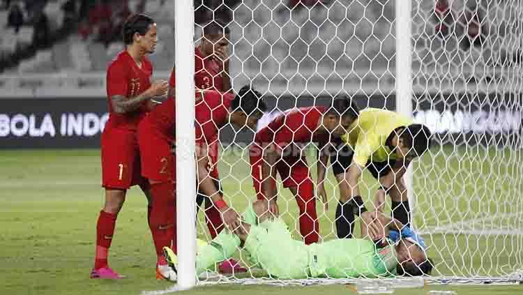 Andritany tersungkur di akhir babak pertama, Selasa (10/09/2019). Foto: Herry Ibrahim/INDOSPORT Copyright: Herry Ibrahim/INDOSPORT