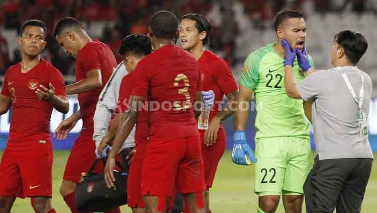 Skuat Timnas Indonesia saat hendak menuju ruang ganti setelah babak pertama melawan Thailand berakhir, Selasa (10/09/2019). Foto: Herry Ibrahim/INDOSPORT.