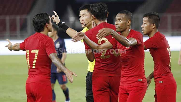 Irfan Bachdim (kiri) dan beberapa pemain Timnas Indonesia melakukan protes kepada wasit Ma Ning, Selasa (10/09/19).