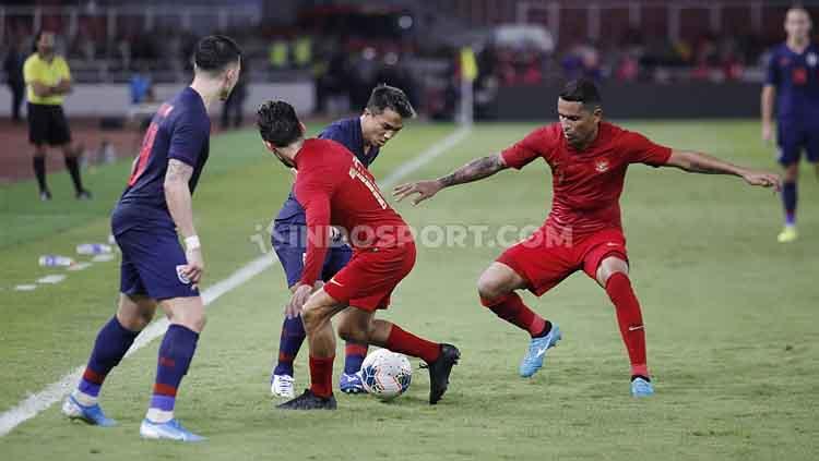 Chanatip Songkrasin (tengah) menguasai bola dan dalam pengawalan ketat pemain Timnas Indonesia, Selasa (10/09/2019). Foto: Herry Ibrahim/INDOSPORT.