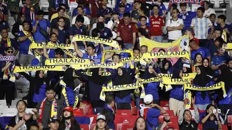 Suporter Thailand yang hadir langsung ke Stadion GBK, Selasa (10/09/2019). Kali ini Thailand akan kembali bertandang ke markas Timnas Indonesia untuk menghadapi Piala AFF 2022. - INDOSPORT