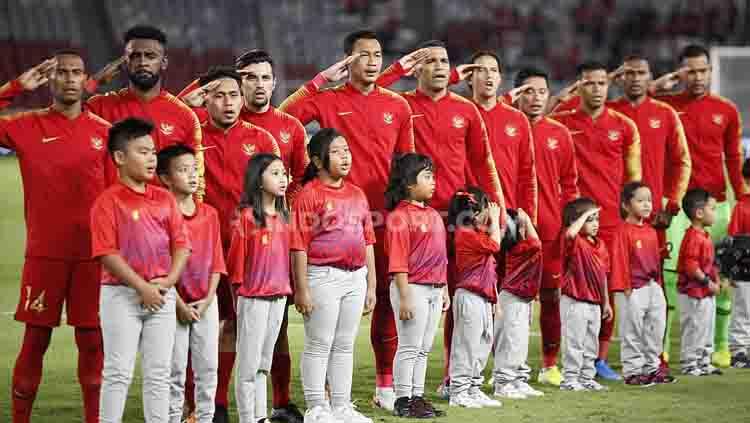 Skuat Timnas Indonesia menyanyikan lagu kebangsaan Indonesia Raya, Selasa (10/09/2019). Foto: Herry Ibrahim/INDOSPORT.