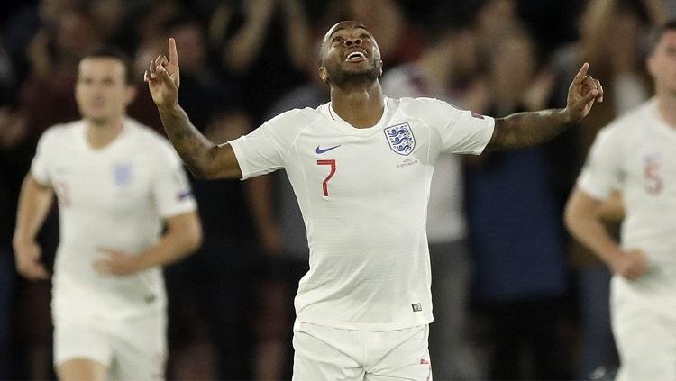 Penyerang Timnas Inggris, Raheem Sterling, merayakan golnya ke gawang Kosovo di Kualifikasi Euro 2020. Copyright: Twitter @MailSport