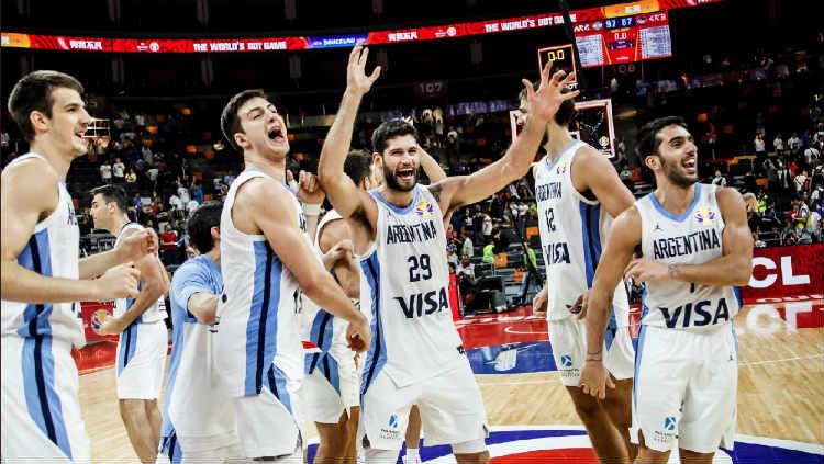 Selebrasi para pemain Argentina usai menumbangkan Serbia di babak perempatfinal FIBA World Cup 2019. Copyright: FIBA