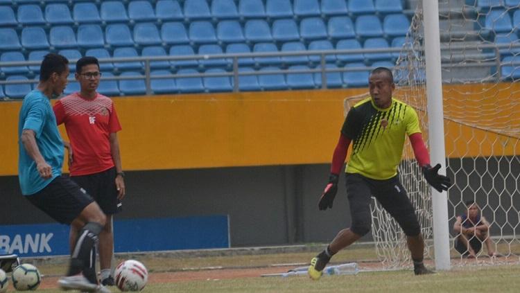 Kiper Sriwijaya FC, Galih Sudaryono. - INDOSPORT