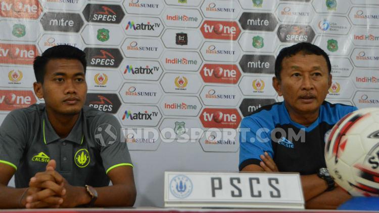 Pelatih PSCS Cilacap, Djoko Susilo (kanan), didampingi pemainnya, Cakra Yudha (kiri), dalam temu pers jelang lawan PSMS, Rabu (11/9/2019). (Foto: Aldi Aulia Anwar/INDOSPORT)