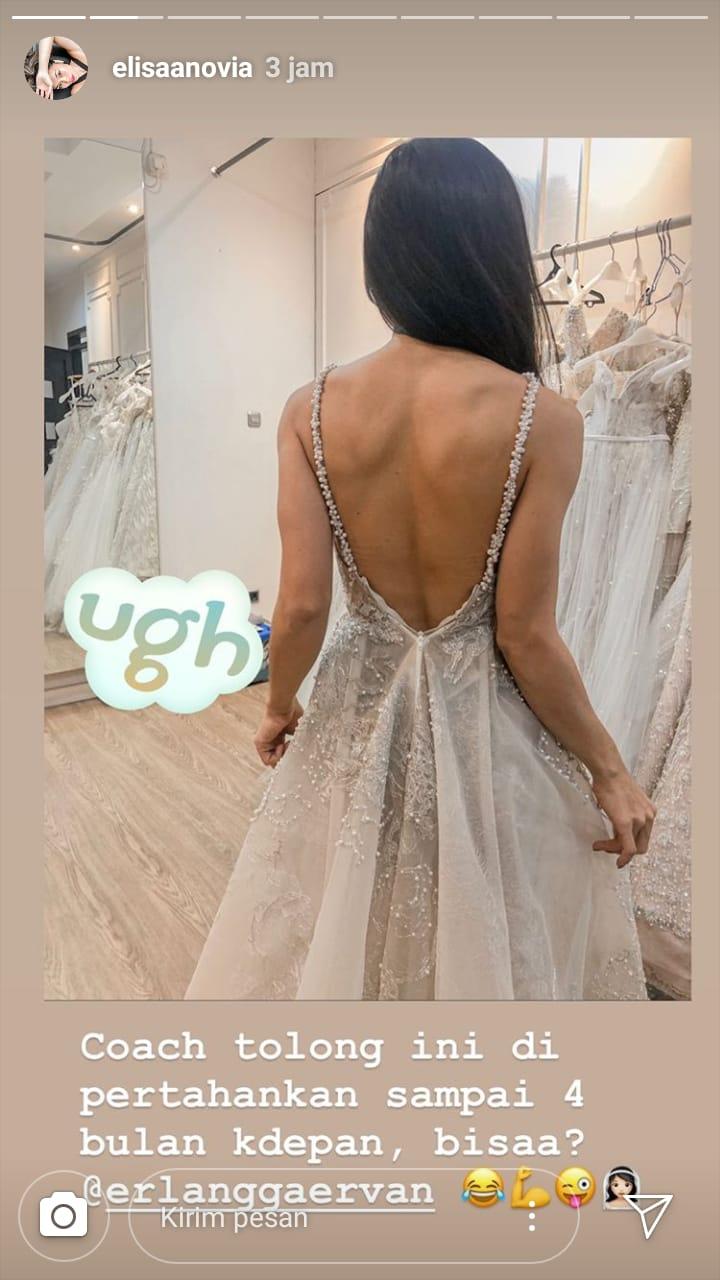 Elisabeth Novia Makalew menjajal gaun pengantin. Copyright: Instagram
