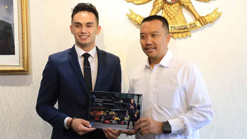 Menpora Imam Nahrawi dan pembalap F4 Luis William Mahendra Leeds (Luis Leeds), saat di ruang kerjanya, Lantai 10, Kemenpora, Kamis (12/09/19).