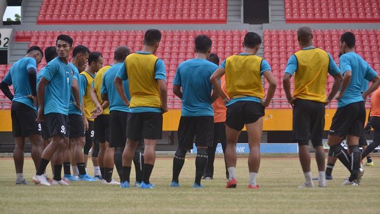 Pemain Sriwijaya FC mendapatkan arahan dari Pelatih Kepala Sriwijaya FC Kas Hartadi usai latihan. - INDOSPORT