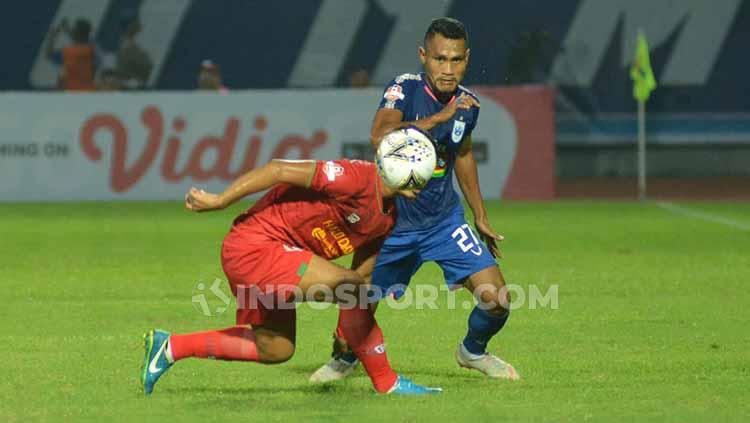 Bek PSIS Semarang, Safrudin Tahar (kanan) jadi salah satu pemain incaran PSS Sleman di jendela transfer tengah musim Liga 1. - INDOSPORT