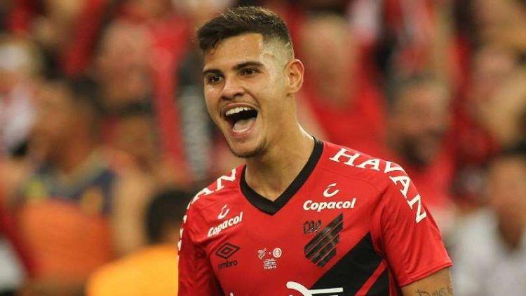 Bruno Guimaraes, bintang Brasil yang jadi rebutan trio raksasa Italia. Copyright: Gazeta Press