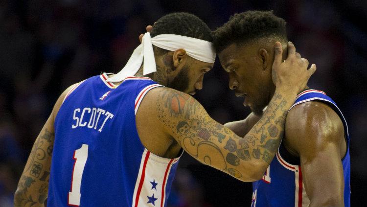 Pemain Philadelphia 76ers, Mike Scott (kiri), memakai ikat kepala ala ninja.