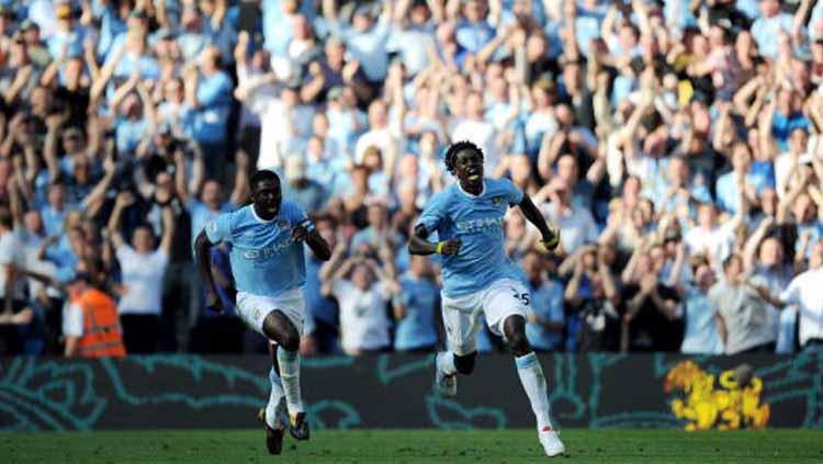 Emmanuel Adebayor (kiri) berlari menuju tribun fans Arsenal untuk selebrasi golnya Copyright: Shaun Botterill/GettyImages
