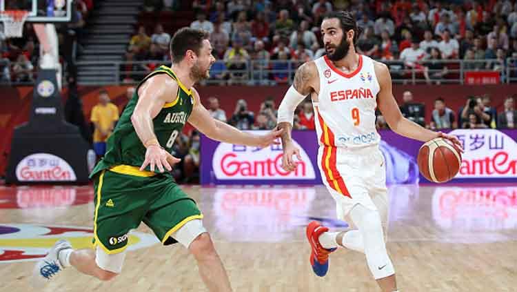 Salah satu pemain Spanyol, Ricky Rubio (kanan) mencoba untuk melewati hadangan pemain Australia, Matthew Dellavedova di semifinal FIBA World Cup 2019.