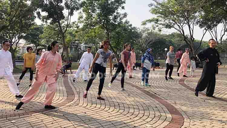 Peringati World Health Qigong Day, Remanlay Institute bersama Dr. Tan gelar pelatihan Wu Qin Xi jenis Qigong yang bertempat di Discovery Park, Bintaro, Tangerang Selatan, pada Sabtu (14/09/19). Copyright: Muhammad Harris Muda/INDOSPORT