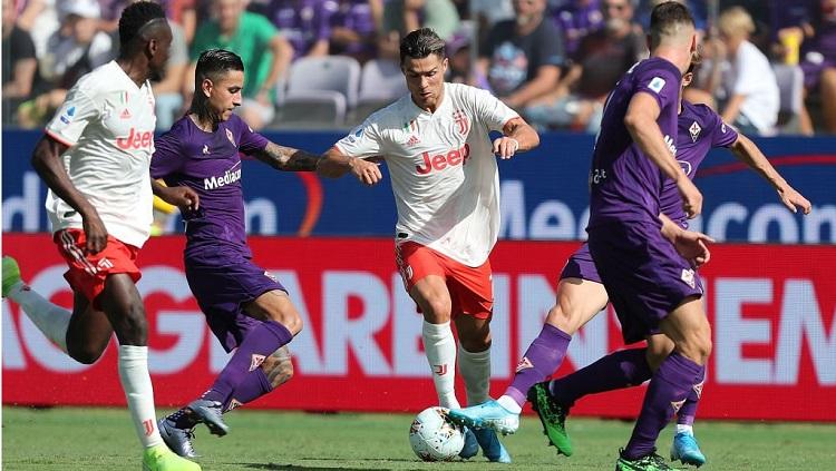 Cristiano Ronaldo membawa bola dalam laga pekan ke-3 Serie A Italia antara Fiorentina vs Juventus, Sabtu (14/09/19) malam WIB.