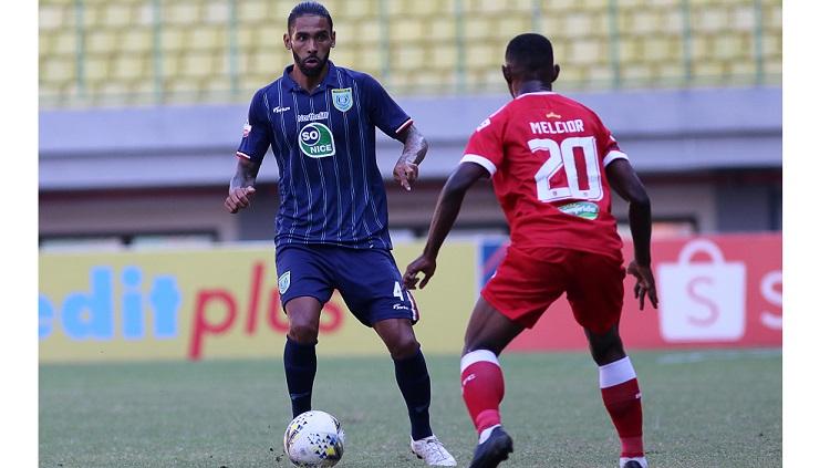 Bek Persela Lamongan, Demerson Bruno Costa dalam laga kontra Perseru Badak Lampung FC, Rabu (11/9/19). - INDOSPORT