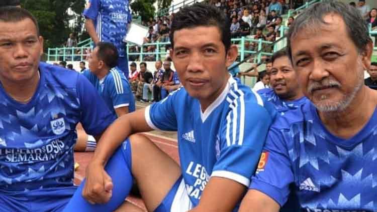 Idrus Gunawan (tengah) saat bermain sepak bola dengan Paguyuban PSIS Legend. - INDOSPORT