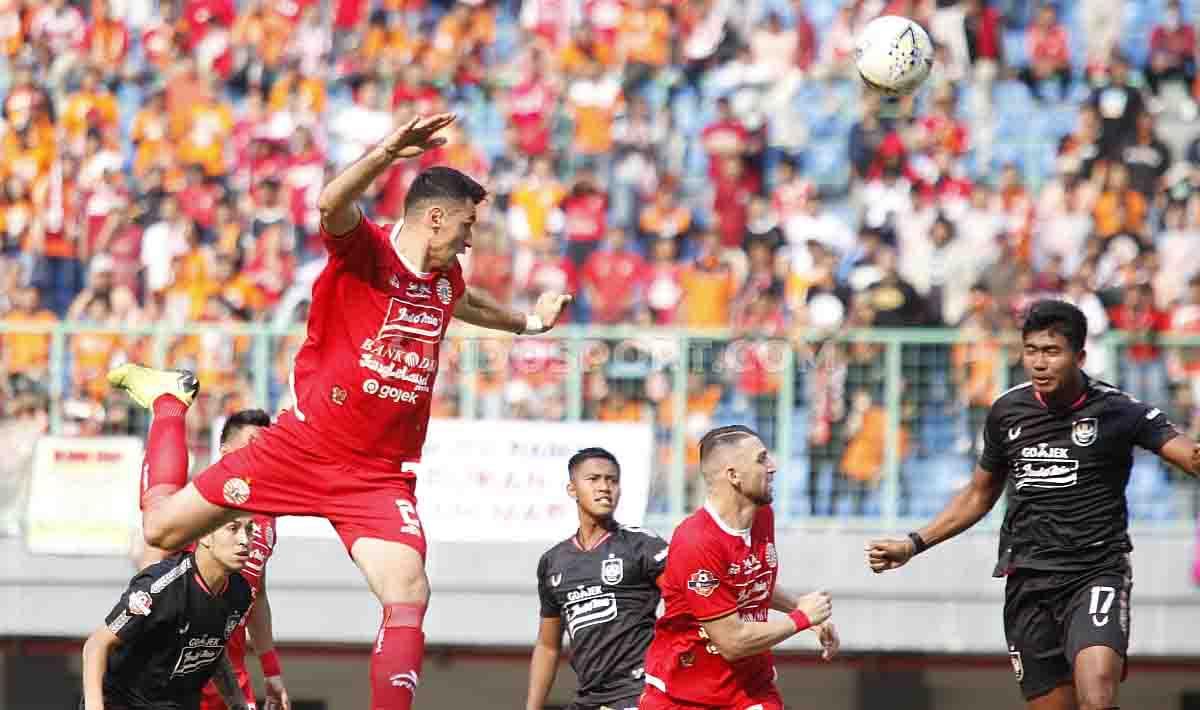 Duel udara pemain Persija Jakarta vs PSIS Semarang dalam laga lanjutan pekan ke-18 Shopee Liga 2019.