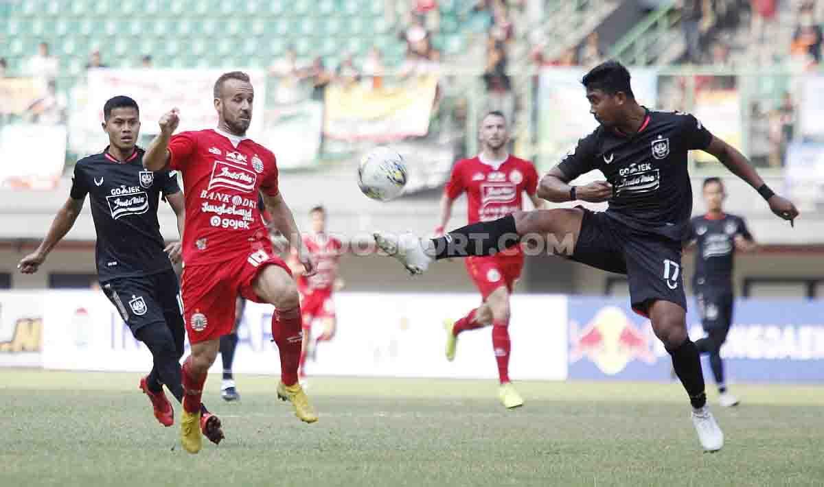 Pemain asing Persija Jakarta, Joan Tomas berusaha merebut bola dari kaki pemain PSIS Semarang.