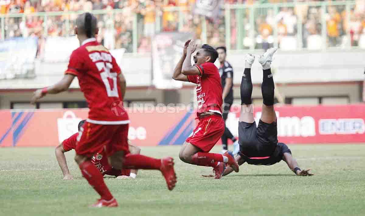 Duel keras yang terjadi antara pemain Persija Jakarta dan PSIS Semarang.