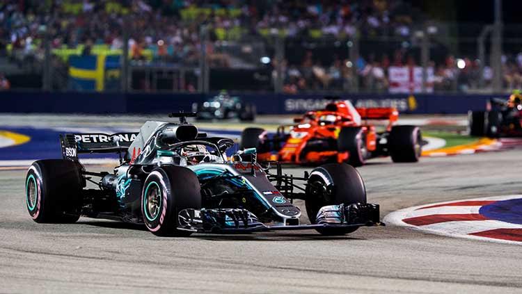 Aksi pembalap Mercedes, Lewis Hamilton, di Formula 1 GP Singapura 2018 - INDOSPORT