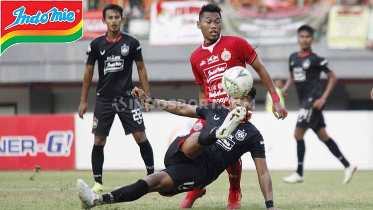 Duel udara pemain Persija Jakarta vs PSIS Semarang pada pertandingan Liga 1 di Stadion Patriot Bekasi, Minggu (15/09/19). - INDOSPORT