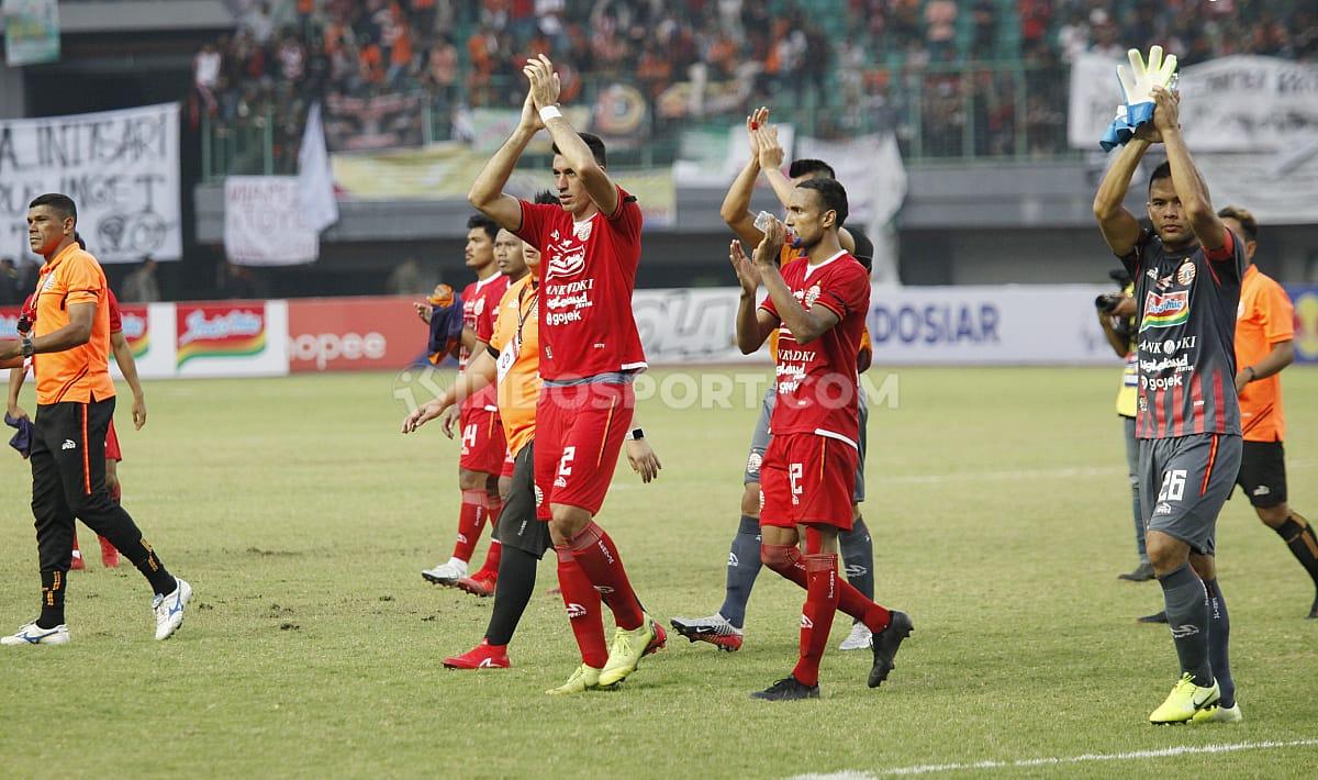 Apresiasi pemain Persija Jakarta pada Jakmania yang menonton langsung laga kontra PSIS Semarang di Stadion Patriot, Bekasi.