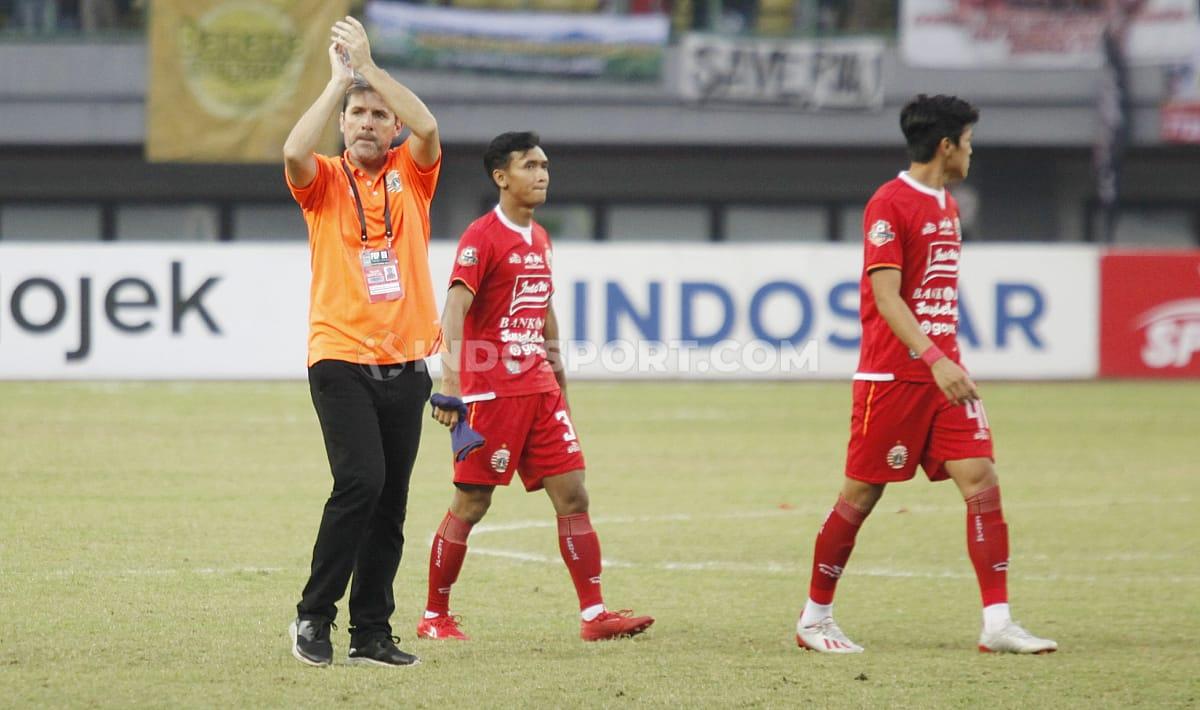 Pelatih Persija Jakarta, Julio Banuelos pada pertandingan Liga 1 di Stadion Patriot Bekasi, Minggu (15/09/19).