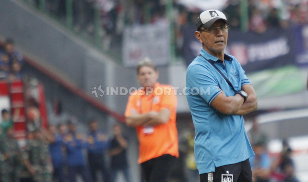 Pelatih PSIS Semarang, Bambang Nurdiansyah pada pertandingan Liga 1 di Stadion Patriot Bekasi, Minggu (15/9/19).