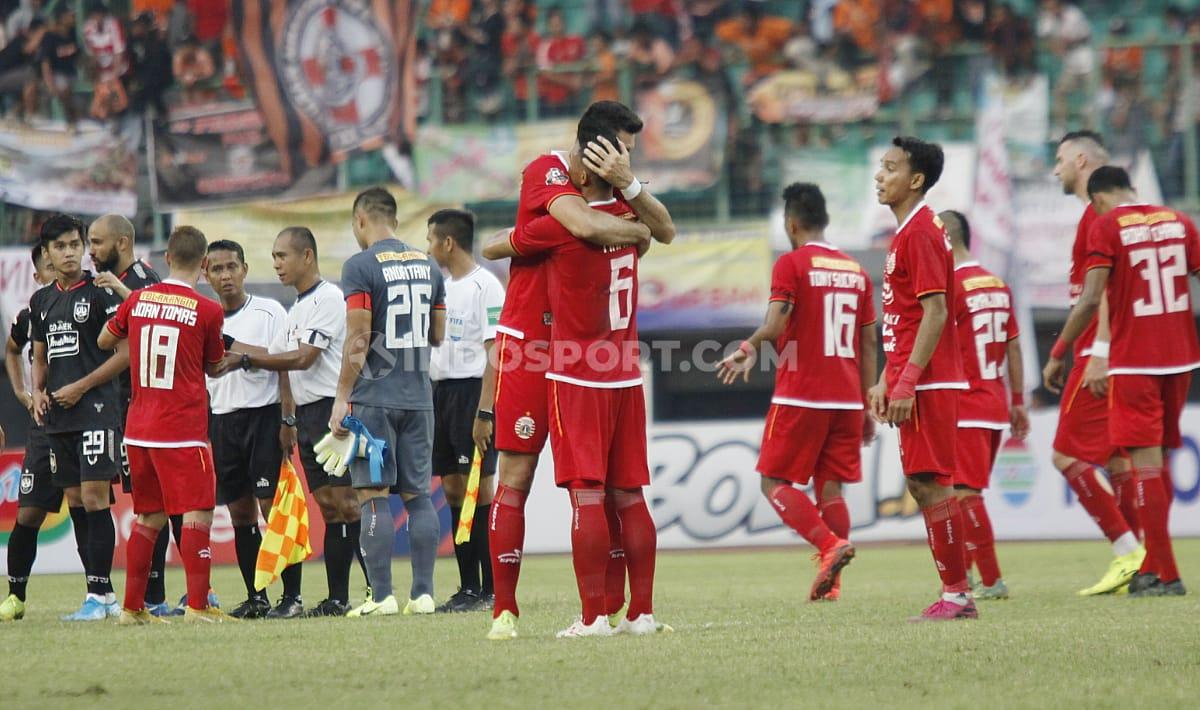 Pemain Persija Jakarta merayakan kemenagan 2-1 atas PSIS Semarang pada pertandingan Liga 1 di Stadion Patriot Bekasi, Minggu (15/09/19).