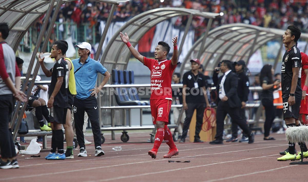 Pemain Persija Jakarta menghampiri tribun Stadion Patriot untuk mengucap terima kasih kepada Jakmania yang tetap setia memberi dukungan pada mereka.