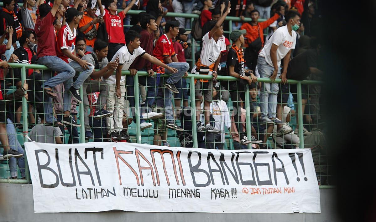 Suporter Persija Jakarta memberikan dukungan pada pemain Persija Jakarta pada pertandingan Liga 1 di Stadion Patriot Bekasi, Minggu (15/09/19).