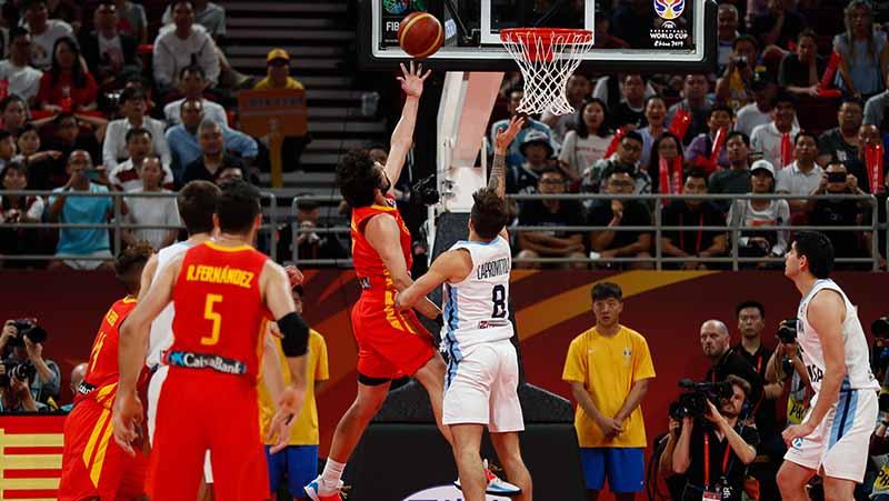 Pemain basket Spanyol Sergio Llull mendapat hadangan dari pemain basket Argentina Nicolas, Piala Dunia 2019 FIBA ​​antara Argentina dan Spanyol di Beijing, Cina, (15/09/19). - INDOSPORT
