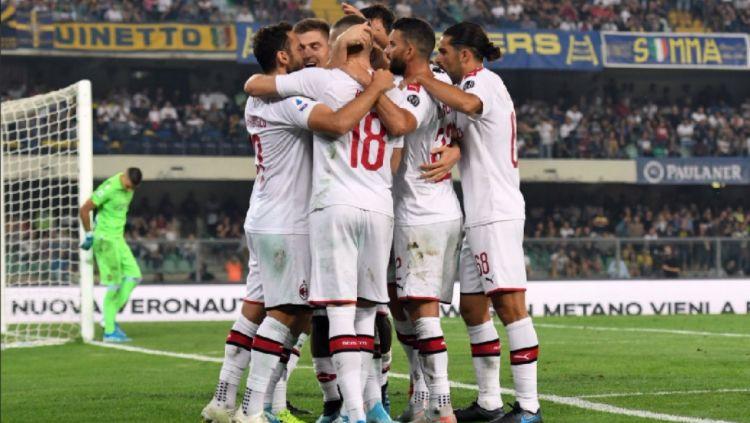 Selebrasi Piatek dan kawan-kawan di laga Verona vs AC Milan, Senin (16/09/19) dini hari WIB. Copyright: Twitter