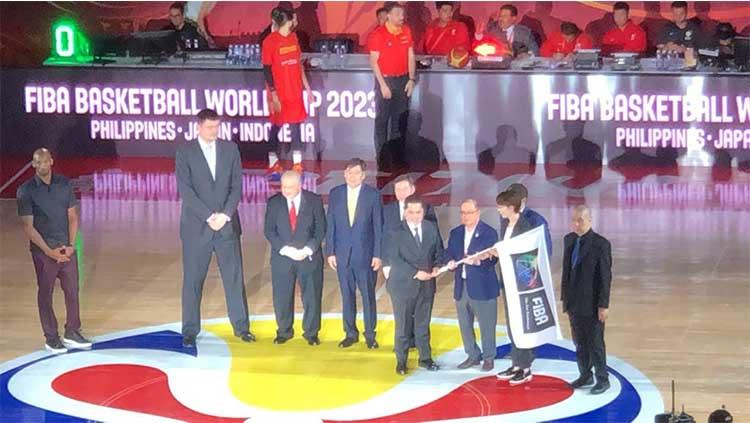 Erick Thohir sebagai anggota FIBA Central Board dan IOC didampingi Ketua PB Perbasi Danny Kosasih menerima bendera FIBA