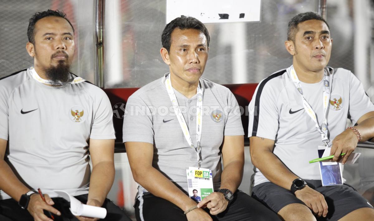 Pelatih Timnas Indonesia U-16, Bima Sakti (tengah).