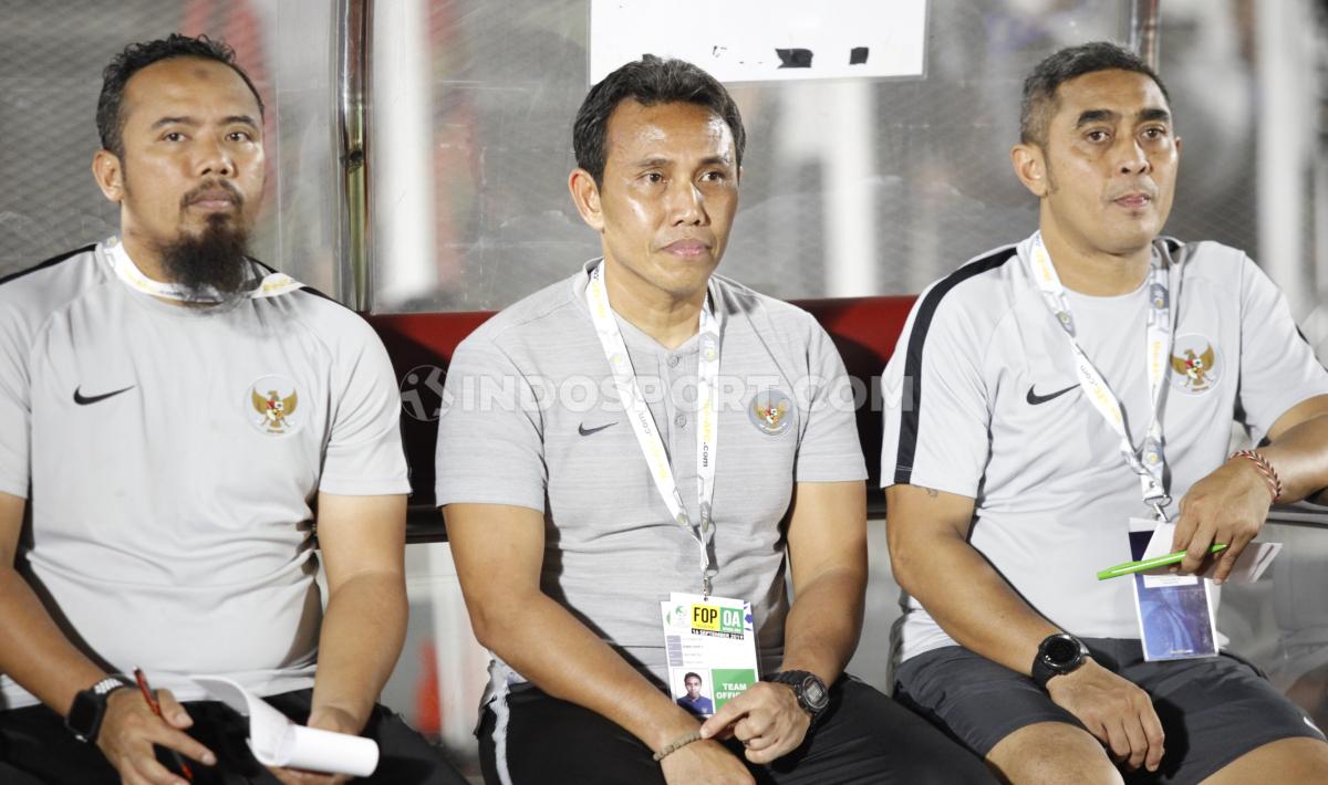 Pelatih Timnas Indonesia U-16, Bima Sakti (tengah). - INDOSPORT