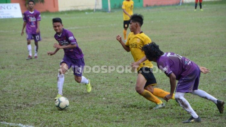 PSDS Deli Serdang (baju kuning) saat bersua Bansar FC pada laga Pool G putaran kedua Liga 3 zona Sumut 2019 di Stadion Mini Dispora Sumut, Medan, Senin (16/9/2019). - INDOSPORT