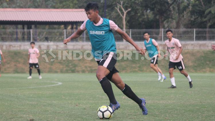 Striker muda PSS Sleman, Saddam Emirudin saat berlatih di Lapangan Universitas Islam Indonesia, Sleman, Senin (16/09/19). Foto: Ronald Seger Prabowo/INDOSPORT