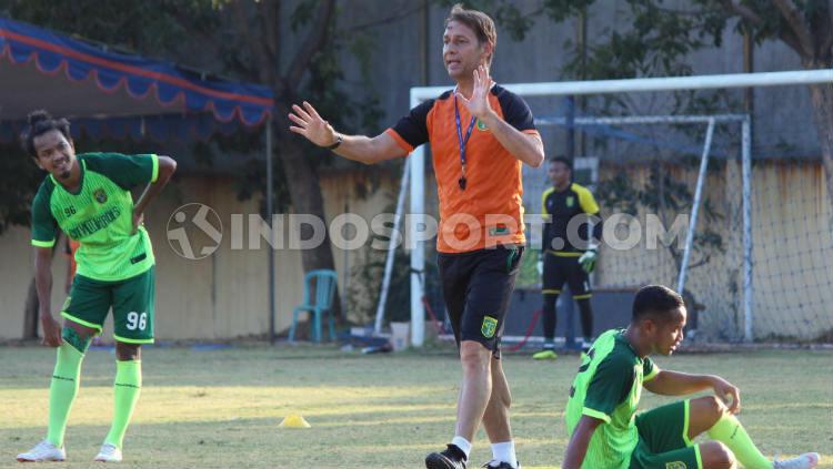 Wolfgang Pikal memimpin latihan di Lapangan Polda Jatim, Senin (16/09/19).