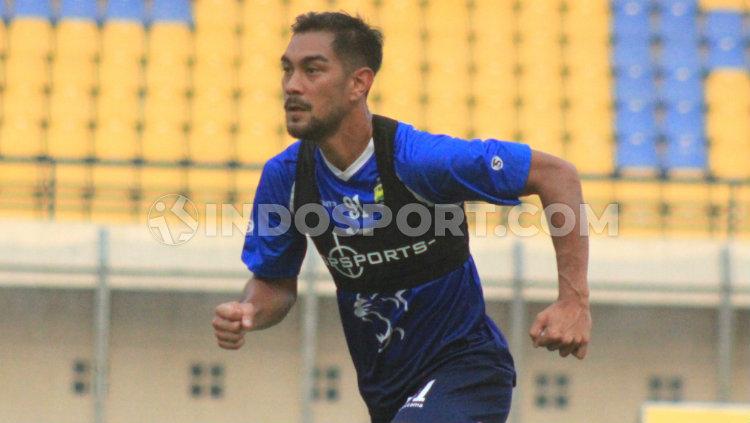 Pemain Persib Bandung, Omid Nazari saat berlatih di Stadion Si Jalak Harupat, Kabupaten Bandung beberapa hari lalu. Copyright: Arif Rahman/INDOSPORT